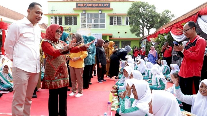 Teks foto: Wali Kota Eri didampingi Ketua TP PKK Surabaya Rini Indriyani/RMOLJatim