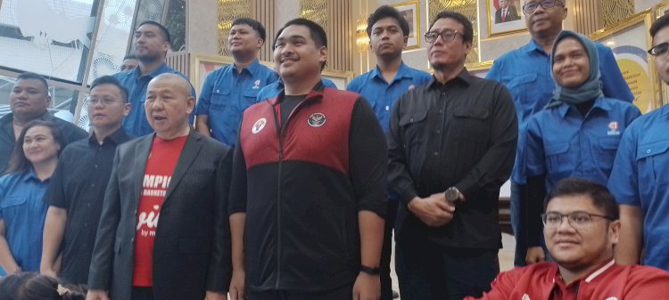 Menpora Dito Ariotedjo saat foto bersama Perbasi di Kantor Media Center Menpora Jakarta/Ist