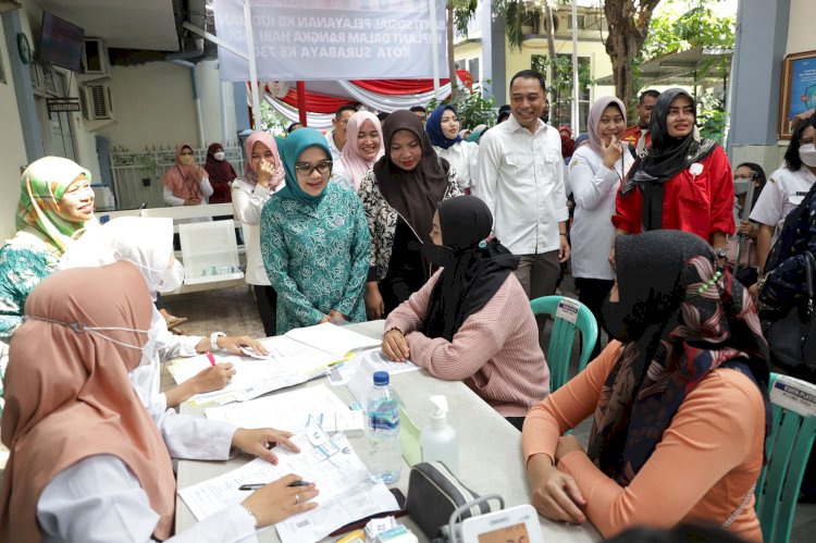 Wali Kota Eri bersama Ketua TP PKK Rini Indriyani Bhakti Sosial Pelayanan KB Kota Surabaya, di Puskesmas Balongsari, Kecamatan Tandes, Surabaya/ist