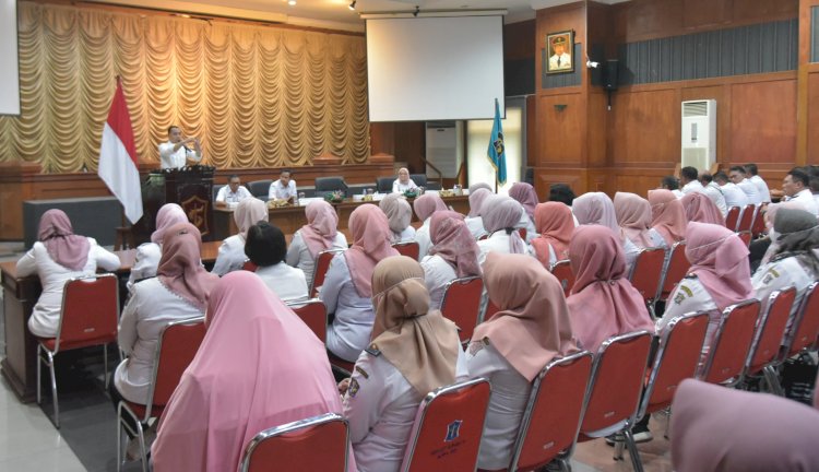 Wali Kota Eri memberikan pengarahan kepada seluruh pejabat struktural Pemkot Surabaya/RMOLJatim