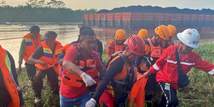 Evakuasi korban tenggelam akibat kecelakaan laut Kapal Mob 1 di areal pelabuhan PT Putra Muba Coal/Ist