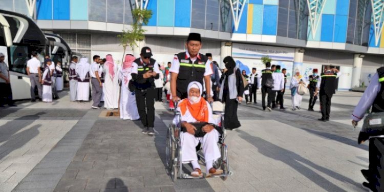 Kelompok terbang (kloter) pertama jemaah haji Indonesia mendarat di Bandara Amir Muhammad bin Abdul Aziz (AMAA) Madinah, Arab Saudi/Ist