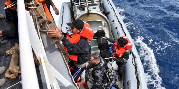 Bakamla RI melakukan evakuasi korban kecelakaan dua kapal di Laut Timor/Ist