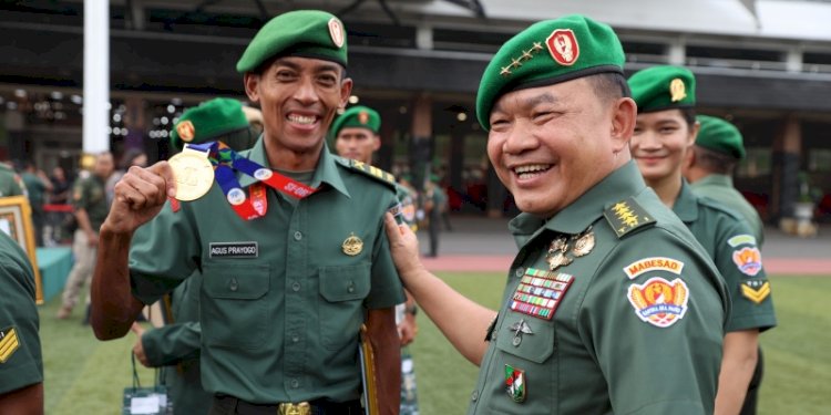 Kepala Staf Angkatan Darat (KSAD) Jenderal TNI Dudung Abdurachman bersama atlet berprestasi di SEA Games 2023/Ist