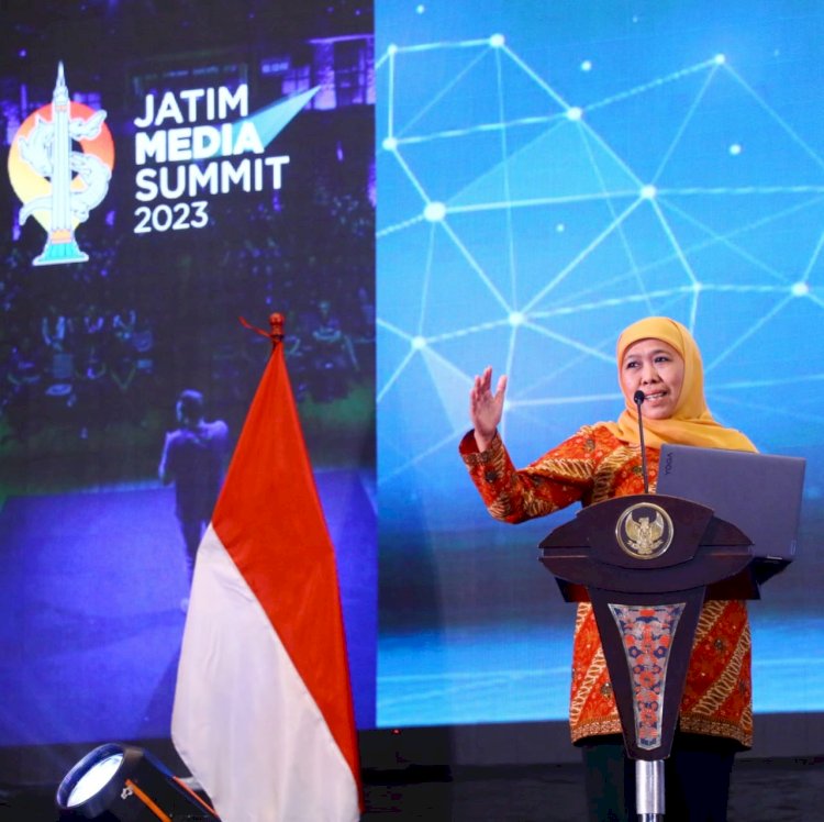 Gubernur Khofifah saat membuka Jatim Media Summit 2023 bertema 'Kolaborasi Media Lokal Jawa Timur Menembus Batas untuk Naik Kelas' di Whiz Luxe Hotel Spazio Surabaya, Rabu, (24/5)/Ist