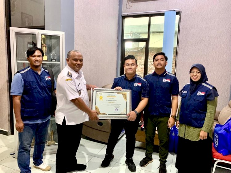  Direktur PT Sarana Karya Solusindo (Bandell Lighting) Reza Kurniawan menyerahkan bantuan CSR ke sejumlah Kecamatan di Surabaya. 