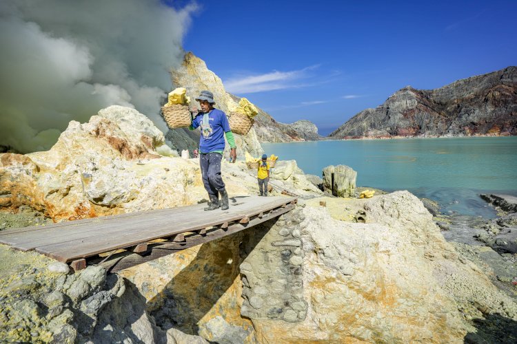 Penambang belerang Gunung Ijen yang kini jadi bagian Unesco Global Geopark/Humas Pemkab Bwi