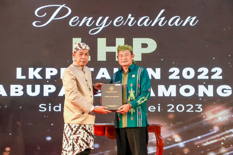 Bupati Lamongan Yuhronur Efendi saat menerima penghargaan dari Kepala BPK RI perwakilan Jawa Timur Karyadi di Kantor BPK RI perwakilan Jawa Timur/Ist