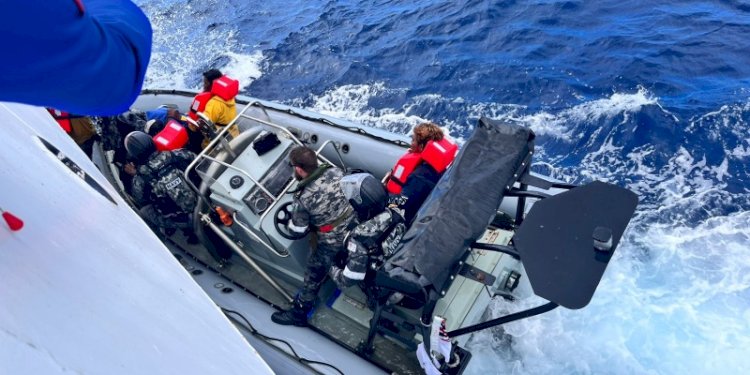 TNI AL saat mengevakuasi 12 nelayan ABK KM Tanjung Jaya 03 dan KM Marisa Indah/Ist