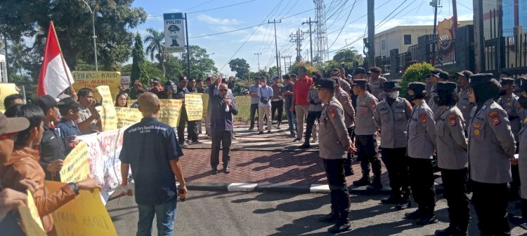 Sejumlah Wartawan dari berbagai media menggelar aksi damai di depan Mapolda Bengkulu/Ist