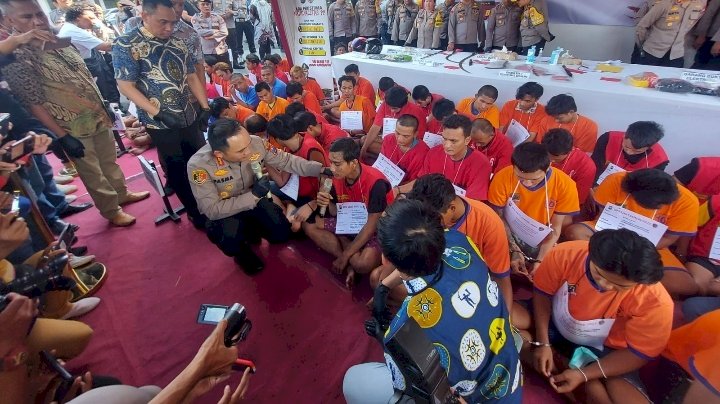 Teks foto: Kapolrestabes Surabaya Kombespol Pasma Royce menunjukkan tersangka  di Mapolrestabes Surabaya 