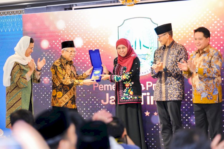 Gubernur Khofifah menerima penghargaan di Jakarta/Ist