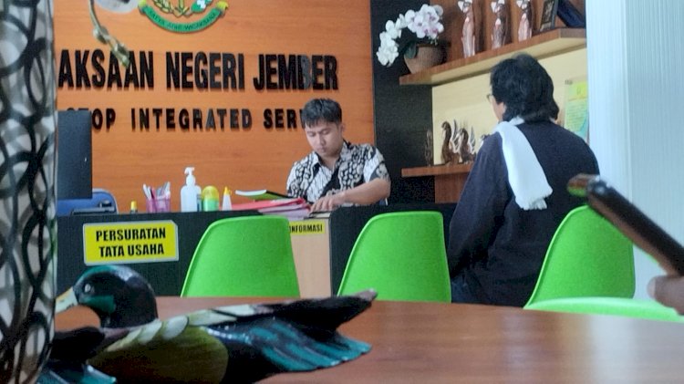 Warga saat melaporkan dugaan korupsi proyek Destinasi Wisata Gumuk Jenggawah ke Kejaksaan Negeri Jember/RMOLJatim