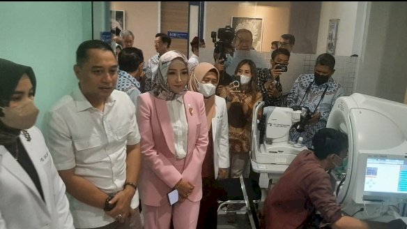 Eri Cahyadi saat meninjau operasi katarak gratis 