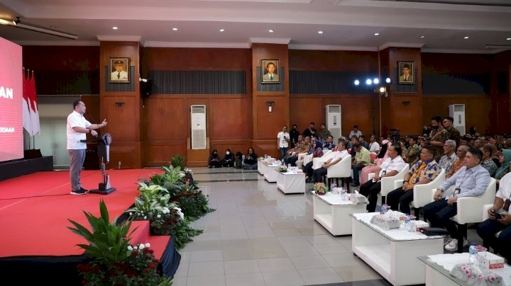 Teks foto: Wali Kota Eri pengarahan kepada Ketua RT/RW, LPMK dan Bunda PAUD Surabaya/RMOLJatim