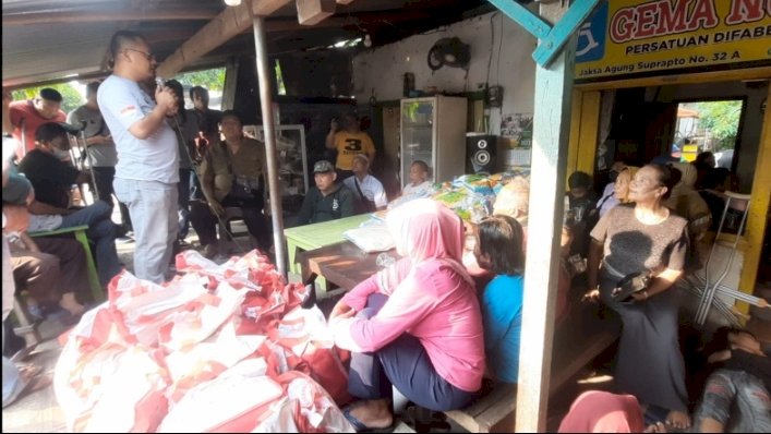 Foto : Relawan suket teki saat memberikan bantuan pada disabilitas