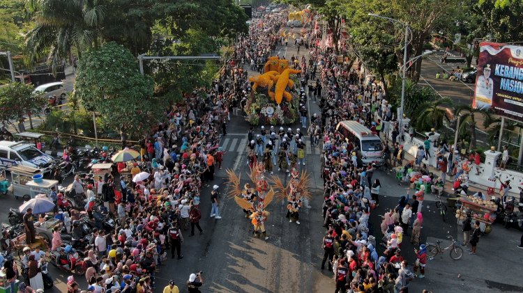 Masyarakat menyaksikan Kereta Kencana dalam Parade Surabaya Vaganza 2023/RMOLJatim