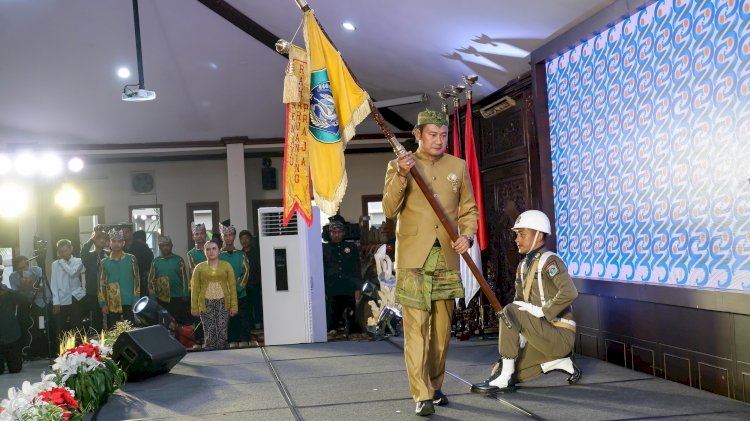 Bupati Yuhronur Efendi kibarkan Bendera Kabupaten Lamongan/Ist