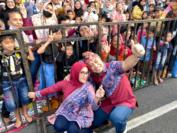 Wali Kota Eri bersama istri menemui warga di event Surabaya Vaganza/RMOLJatim