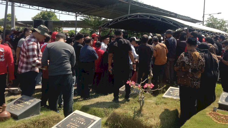 Ratusan kader PDIP saat ikut prosesi pemakaman Whisnu Sakti 