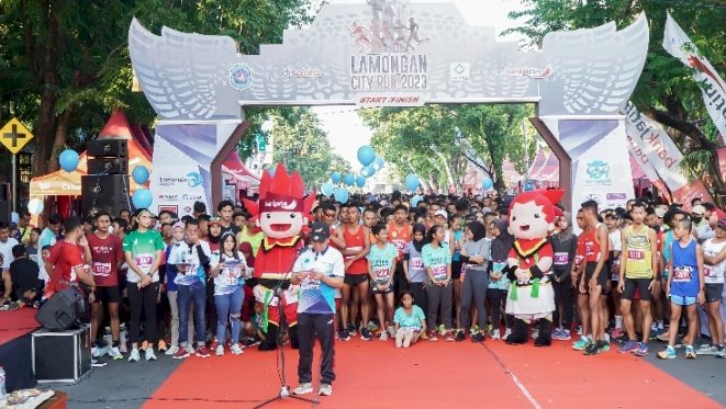 Caption: Bupati Lamongan Yuhronur Efendi saat memberangkatkan Lamongan City Run 2023