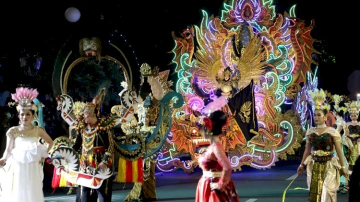 Teks foto: Parade Lampu menyambut Hari Jadi Kota Surabaya (HJKS) ke-730/RMOLJatim