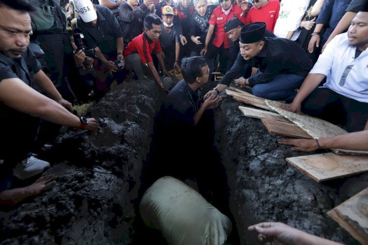 Wali Kota Eri saat mengantarkan almarhum Whisnu Sakti Buana dimakamkan di TPU Keputih/RMOLJatim
