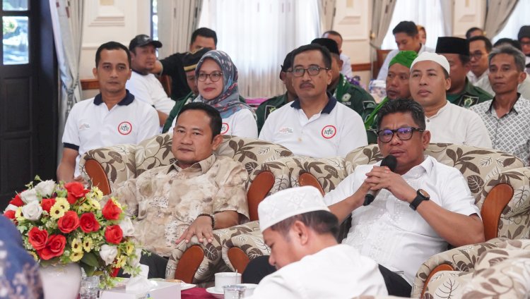 Bupati Lamongan Yuhronur Efendi saat menerima  kunjungan walikota Bontang Kalimantan Timur di Guese House Kabupaten Lamongan/Ist