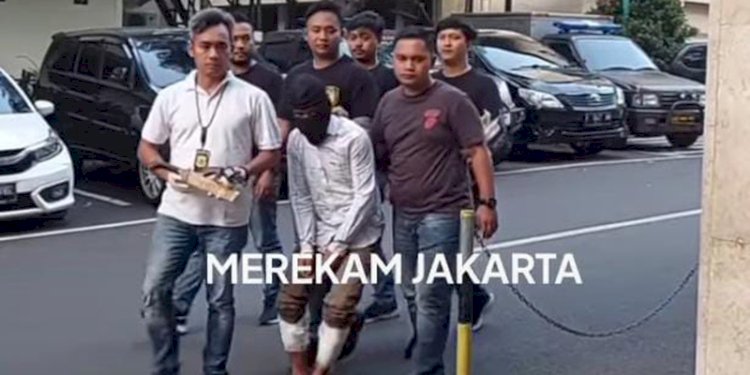 Pelaku SS (33) tengah digelandang oleh polisi/ @merekamjakarta