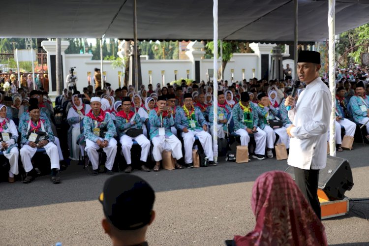 Bupati Lindra saat meberangkatkan calon jamaah haji di halaman Pemkab Tuban/RMOLJatim