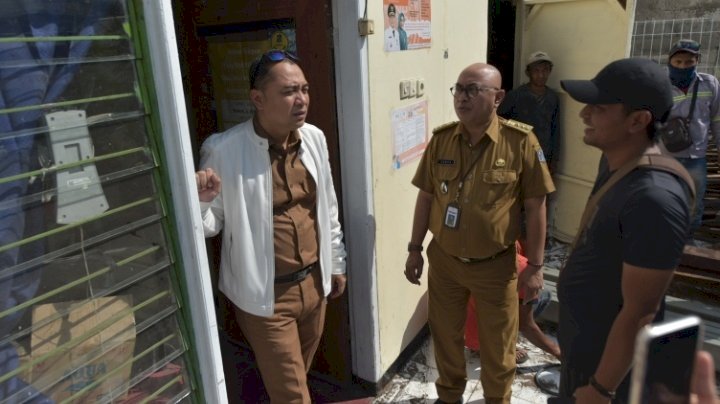 Teks foto: Wali Kota Eri didampingi Yunus meninjau Balai RW 11 Kelurahan Wonokusumo, Kecamatan Semampir, Surabaya/RMOLJatim