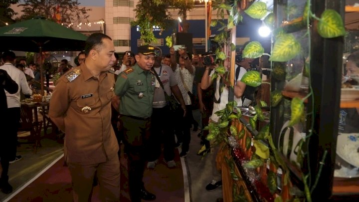 Teks foto: Wali Kota Eri meresmikan Taman Kartika di Jalan Tegalsari Surabaya/ist