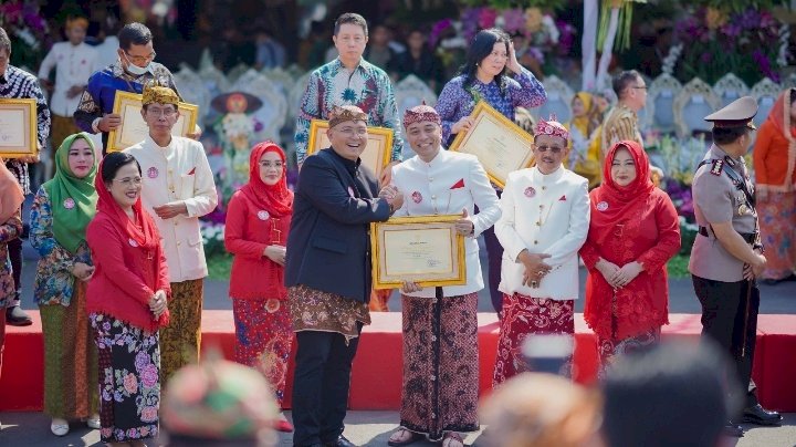 Wali Kota Surabaya, Eri Cahyadi memberikan penghargaan kepada Direktur Utama PT SIER, Didik Prasetiyono