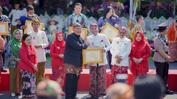 Wali Kota Surabaya, Eri Cahyadi memberikan penghargaan kepada Direktur Utama PT SIER, Didik Prasetiyono