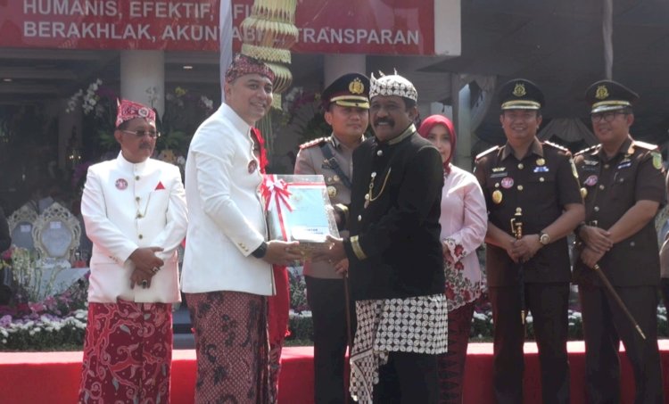 Wali Kota Eri menerima penyerahan sertifikat aset/RMOLJatim