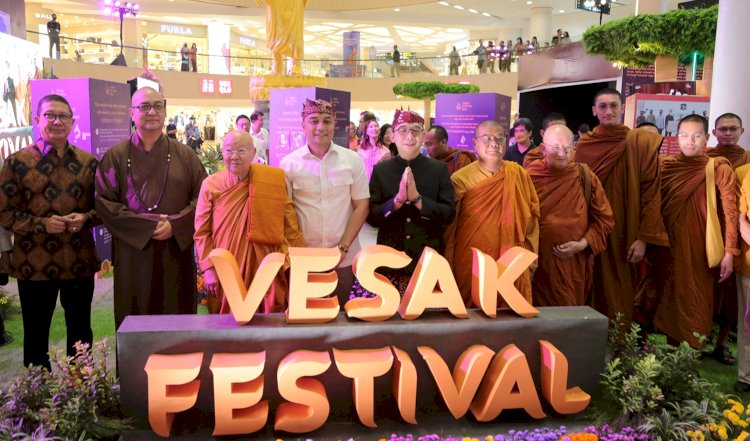 Wali Kota Eri menghadiri Vesak Festival di Tunjungan Plaza Surabaya/ist