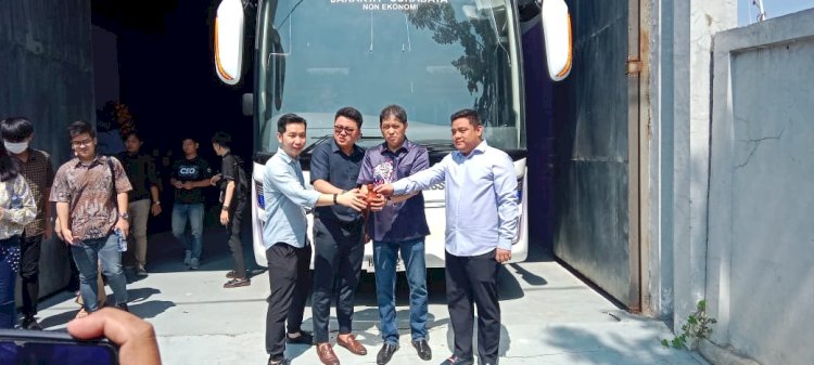 Christanto Terunajaya bersama jajaran direksi PT Mutiara Indo Trans memecahkan kendi melaunching armada Bus Mutiara Express/RMOLJatim