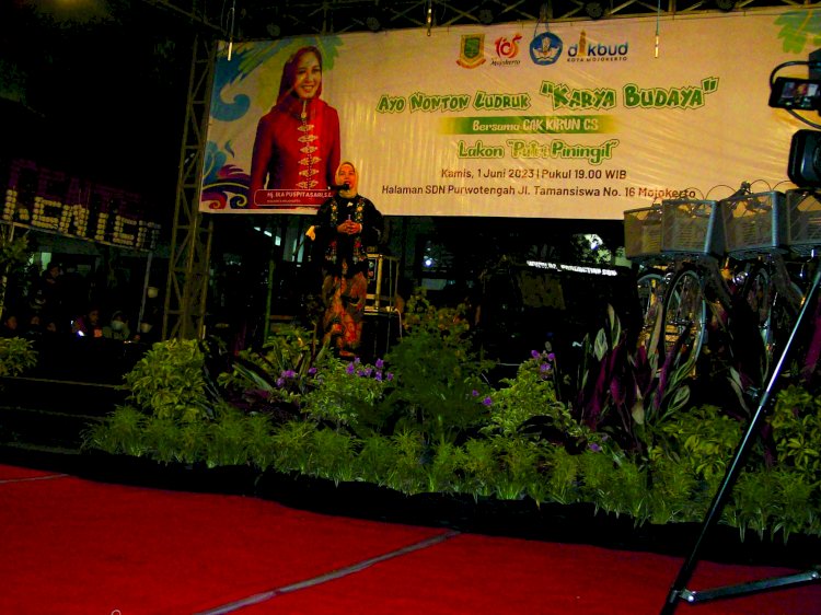 Wali Kota Mojokerto Ika Puspitari saat membuka pagelaran seni tradisional ludruk/ist