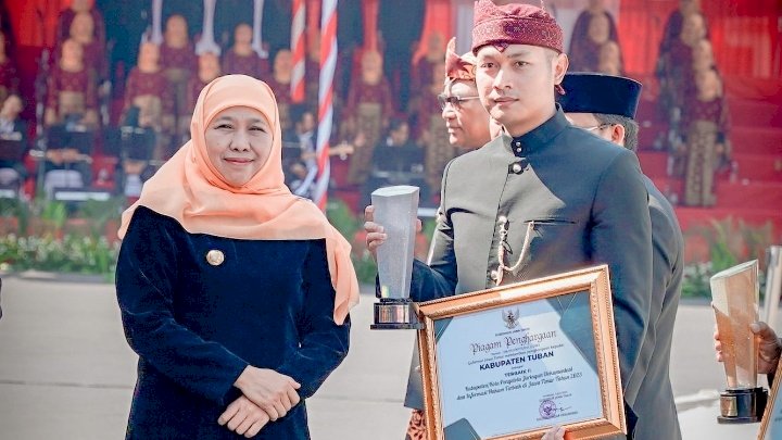 Caption: Bupati Tuban Aditiya Halindra Faridzky bersama Gubernur Jawa Timur Khofifah Indar Parawansa