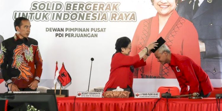 Ketua Umum PDI Perjuangan Megawati Soekarnoputri memasangkan peci hitam kepada Ganjar Pranowo disaksikan Joko Widodo di Istana Batu Tulis, Bogor, 21 April 2023.