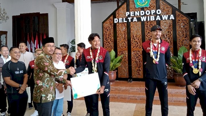 Keterangan Foto: Bupati Sidoarjo Ahmad Muhdlor saat menyerahkan reward kepada atlet asal Sidoarjo peraih Medali SEA Games 2023