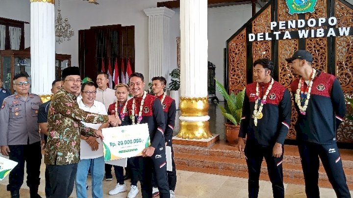 Keterangan Foto: Haykal Alhafiz Punggawa Timnas U-22 saat menerima reward dari Bupati Sidoarjo Ahmad Muhdlor di Pendopo Delta Wibawa 