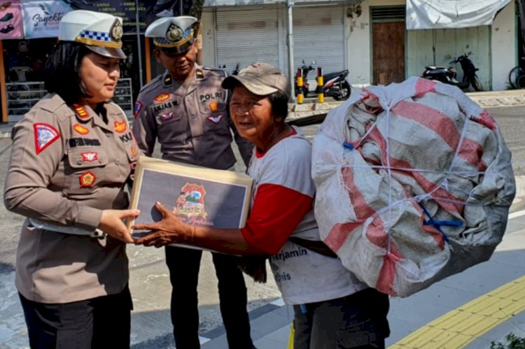 Kasat Lantas Polres Magetan AKP Trifonia Situmorang turun langsung membagikan sembako kepada kaum duafa/Ist