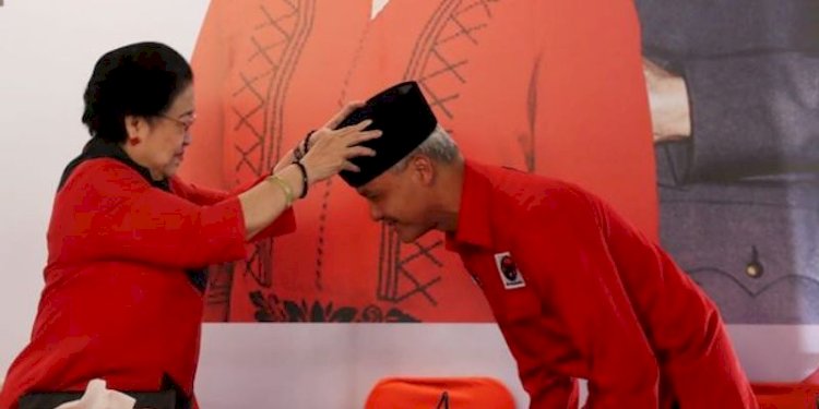 Megawati memasangkan kopyah ke Ganjar Pranowo/Net