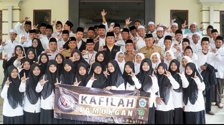 Bupati Lamongan Yuhronur Efendi Saat  memberangkatkan  Kafilah untuk lomba MQKN Tingkat Provinsi/ ist