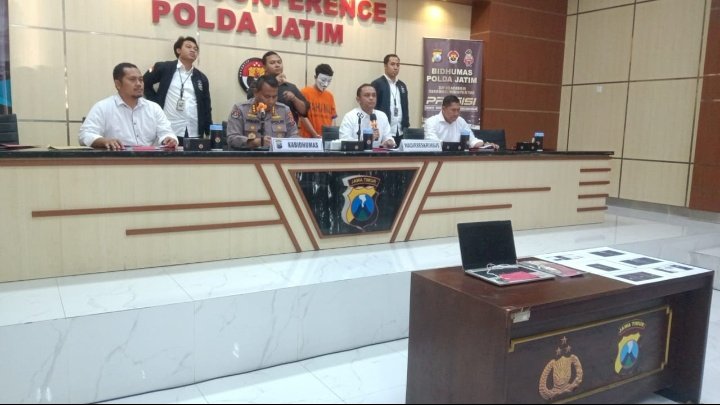 Caption: Kabid Humas Polda Jatim Kombes Pol Dirmanto dan Wadirreskrimsus Polda Jatim AKBP Arman saat menggelar konferensi pers di Ruang Bid Humas Polda Jatim