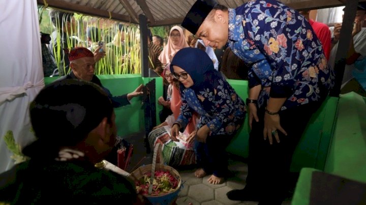 Teks foto: Wali Kota Eri l didampingi Rini Indriyani acara sedekah bumi di petilasan Mbah Goemok (Mbah Toekinah/Mbah Dhukinah) di Petemon RW 10 Kelurahan Petemon, Surabaya/ist