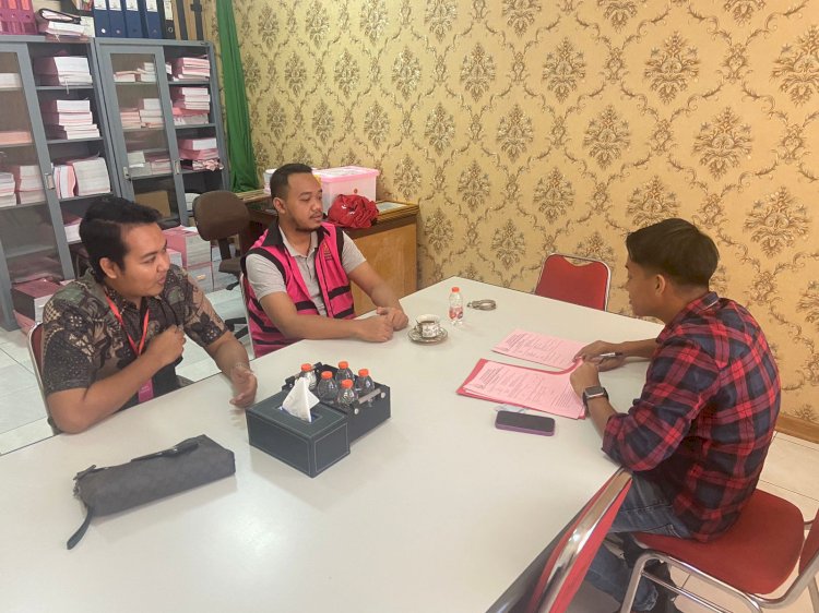 Tersangka OS bawa rompi pink saat menjalani tahap II di Kejari Surabaya/ist