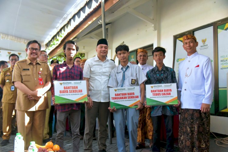 Wali Kota Eri memberikan bantuan tebus ijazah dan bayar tunggakan biaya sekolah kepada 529 pelajar SMA/SMK se Surabaya/ist