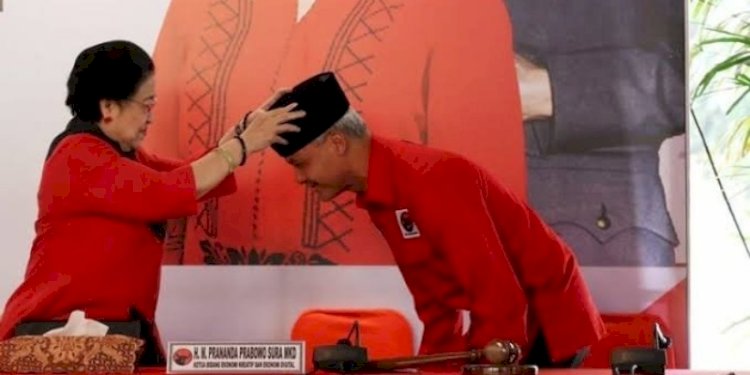 Ketua Umum PDI Perjuangan Megawati Soekarnoputri saat memberikan peci ke Ganjar Pranowo/Net